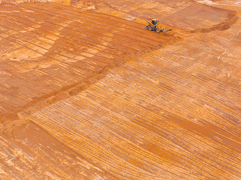 Vista aérea de maquinaria realizando el acondicionamiento de terreno.