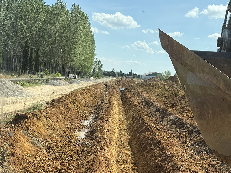 Excavaciones en zanja para instalación de tuberías.