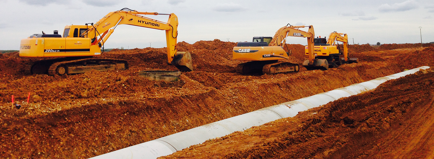 Maquinaria de excavaciones realizando los trabajos de canalización.
