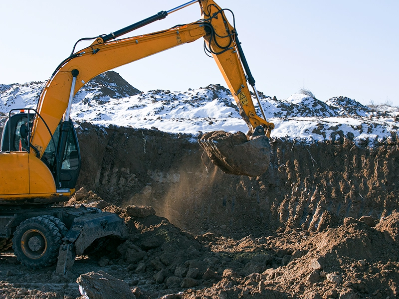 Excavadora realizando el desmonte y rebaje de terreno.