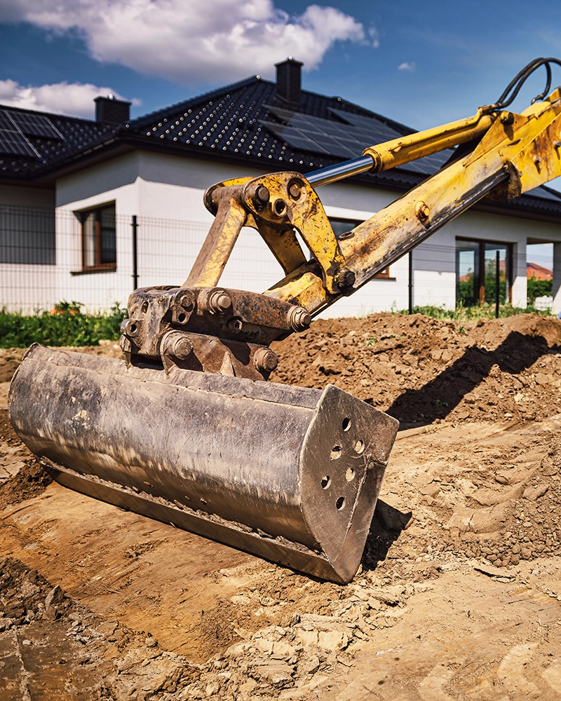 Excavadora realizando el vaciado de terreno para piscina.