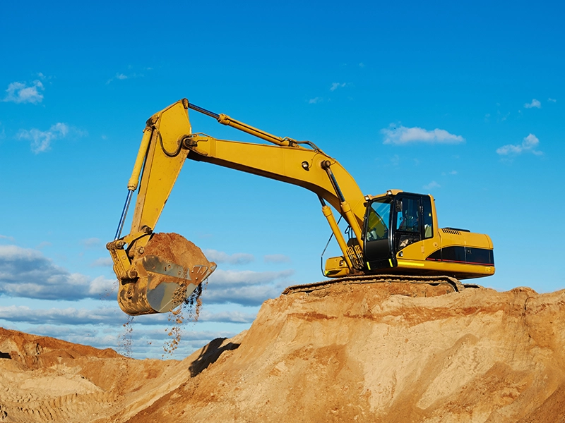 Excavadora realizando el vaciado de un terreno.